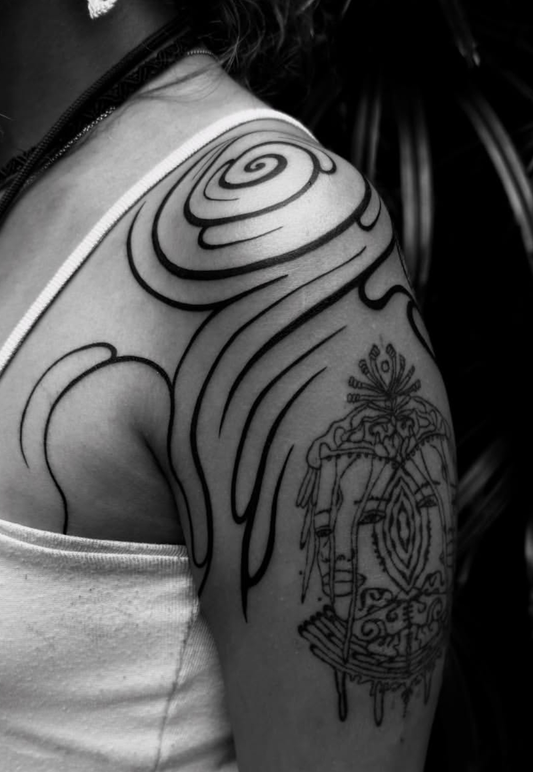 Espiral en el hombro que baja hacia un ornamento