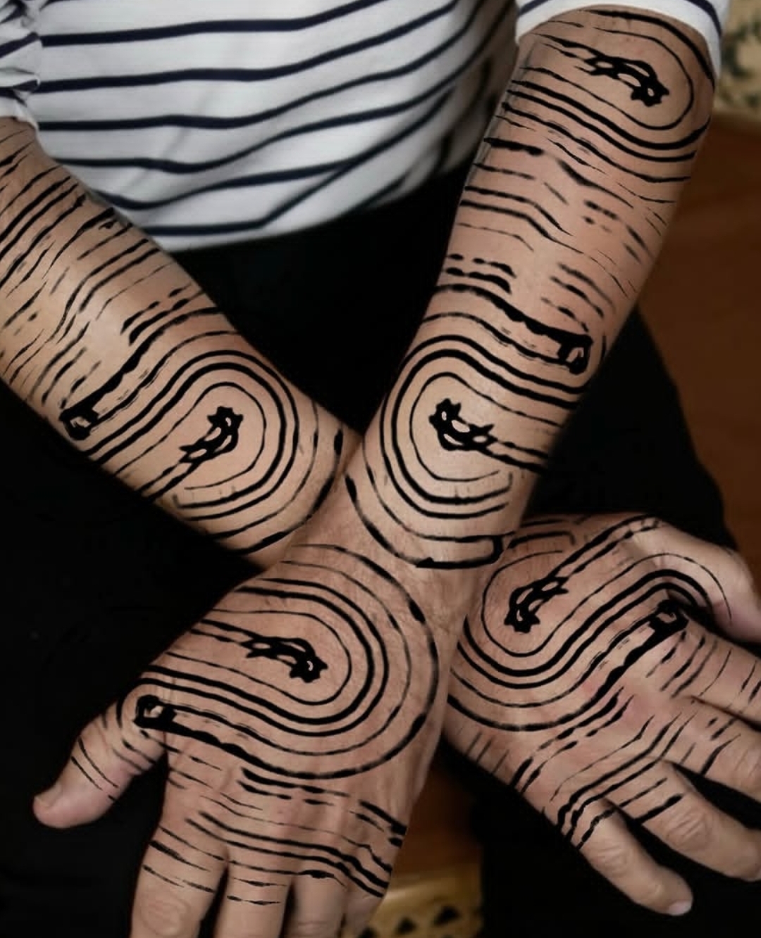 Contornos como huellas dactilares en antebrazos y manos