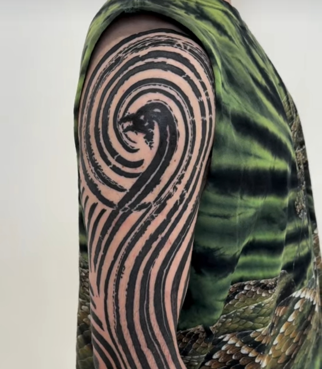 Bloques negros en espiral sobre el brazo completo