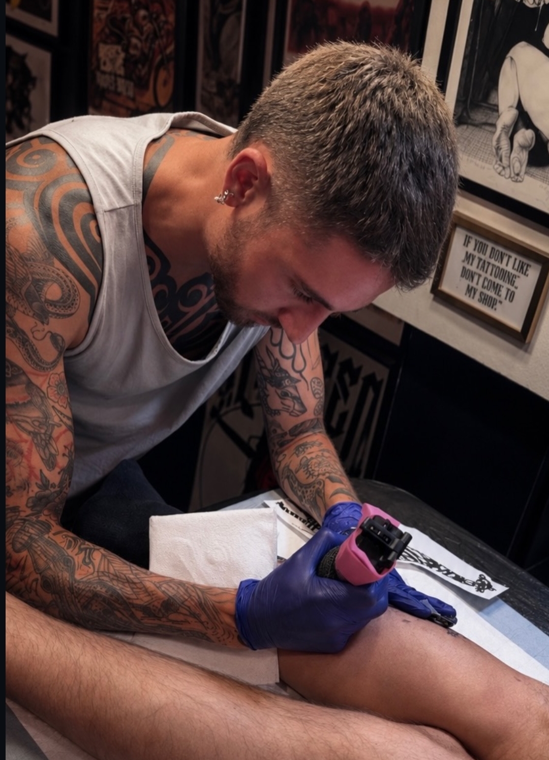 El tatuador en el estudio